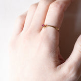 Anello a “V” vintage in oro 18K con rubino, anni ‘70