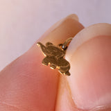 Lotto comprendente ciondolo in oro 18K con ametista, ciondolo in oro 18K a forma di “Uomo della Luna” in oro 18K e ciondolo in oro 9K a forma di elefantino