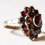 Anello vintage a margherita in oro 8K con granati, anni ‘60