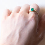 Anello vintage in oro 18K con smeraldo sintetico e diamanti, anni ‘70/‘80