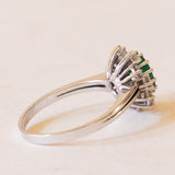 Anello vintage a margherita in oro bianco 18K con smeraldo (2.20ct ca.) e diamanti (1ctw ca.), anni ‘60