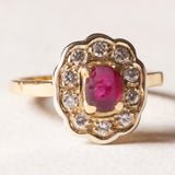 Anello vintage a margherita in oro 18K con rubino (0.30ct ca.) e diamanti (0.30ctw ca.), anni ‘60
