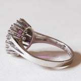 Anello vintage a margherita in oro bianco 14K con rubino (0.67ct ca.) e diamanti (0.86ctw), anni ‘60/‘70