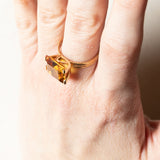 Anello vintage da cocktail in oro 18K con zaffiro arancione sintetico (7ct ca.), anni '60