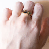 Anello vintage in oro 14K con rubino, smeraldo, zaffiro e diamanti (0.05ctw ca.), anni ‘70/‘80