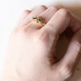 Anello vintage in oro 14K con rubino, smeraldo, zaffiro e diamanti (0.05ctw ca.), anni ‘70/‘80