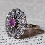 Anello a margherita vintage in stile antico in oro 18K e argento con rubino e diamanti