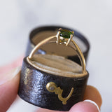 Solitario in oro 8K con cromodiopside verde, anni '60