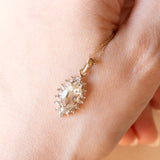 Collana vintage con catenina in oro giallo 9K e con ciondolo a margherita in oro giallo e bianco 9K con quarzo verde e diamanti, anni ‘70/‘80