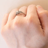Anello antico in platino e oro bianco 18K con diamanti (centrale 0.30ct ca.), anni ‘20/‘30