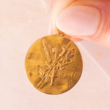 Ciondolo francese vintage con Giovanna d’Arco in oro giallo 18K