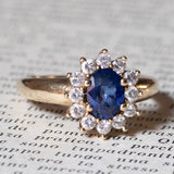 Anello a margherita vintage in oro 9K con zaffiro (0.80ct ca.) e diamanti (0.24ctw ca.), anni ‘60/‘70