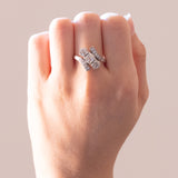 Anello antico in oro bianco 18K con diamanti (centrali di taglio vecchia miniera e per un totale di 2ct ca.), anni ‘40