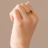 Anello vintage in oro giallo 18K con rubino (0.90ct ca.) e diamanti (0.20ctw ca.), anni ‘70/‘80