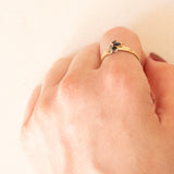Anello vintage in oro giallo e bianco 18K con zaffiri, anni ‘60