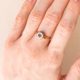 Anello vintage a margherita in oro giallo e in oro bianco 14K con zaffiro (0.05ct ca.) e diamanti (0.20ctw ca.), anni ‘40/‘50