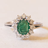 Anello vintage a margherita in oro bianco 18K con smeraldo (2.20ct ca.) e diamanti (1ctw ca.), anni ‘60