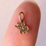 Lotto comprendente ciondolo in oro 18K con ametista, ciondolo in oro 18K a forma di “Uomo della Luna” in oro 18K e ciondolo in oro 9K a forma di elefantino