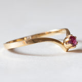 Anello a “V” vintage in oro 18K con rubino, anni ‘70
