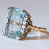 Anello vintage in oro giallo 18K e in oro bianco 18K con acquamarina (17ct ca.) e diamanti (0.32ctw ca.), anni ‘70