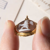Ciondolo vintage in oro 18K con cammeo su conchiglia, anni ‘60