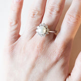 Anello vintage a margherita in oro bianco 14K con perla e diamanti (1ctw ca.), anni ‘50/‘60