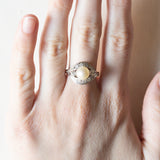 Anello vintage in oro bianco 14K con perla e diamanti (0.36ctw ca.), anni ‘60
