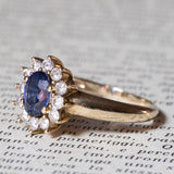 Anello a margherita vintage in oro 9K con zaffiro (0.80ct ca.) e diamanti (0.24ctw ca.), anni ‘60/‘70