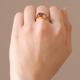 Anello vintage in oro giallo 18K con rubino (0.90ct ca.) e diamanti (0.20ctw ca.), anni ‘70/‘80