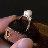 Anello vintage in oro bianco 14K con perla e diamanti (0.12ctw ca.), anni ‘60