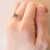 Anello antico in platino e oro bianco 18K con diamanti (centrale 0.30ct ca.), anni ‘20/‘30