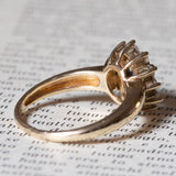 Anello a margherita vintage in oro 9K con zaffiro (0.80ct ca.) e diamanti (0.24ctw ca.), anni ‘60/‘70