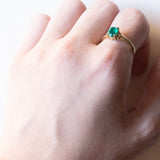 Anello vintage in oro 18K con smeraldo sintetico e diamanti, anni ‘70/‘80