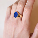 Anello antico da sigillo in oro 14K con lapislazzuli inciso, anni ‘30
