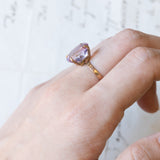 Anello vintage da cocktail in oro 18K con ametista viola chiaro, anni ‘60