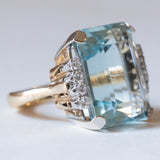 Anello vintage in oro giallo 18K e in oro bianco 18K con acquamarina (17ct ca.) e diamanti (0.32ctw ca.), anni ‘70