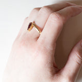 Anello vintage in oro 18K con granato di taglio a goccia, anni ‘40/‘50