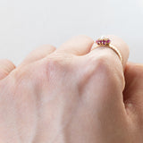 Anello retrò in oro 18K con rubini e perla, anni ‘40