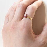 Anello retrò in oro 18K con rubini e perla, anni ‘40