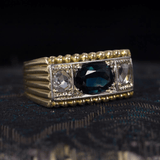 Anello antico da uomo in oro 18K con zaffiro centrale e rosette, anni ‘40 - Antichità Galliera