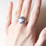 Anello vintage in oro bianco 18K con spinello azzurro e diamanti, anni '40/‘50