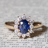 Anello a margherita vintage in oro 9K con zaffiro (0.80ct ca.) e diamanti (0.24ctw ca.), anni ‘60/‘70