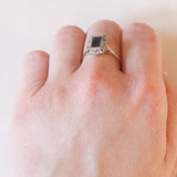 Anello Art Déco in oro giallo 18K e in oro bianco 18K con zaffiri e diamanti, anni ‘30