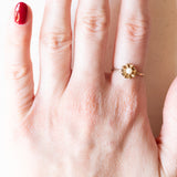 Anello retró a forma di fiore in oro giallo 18K con perla bianca, anni ‘40