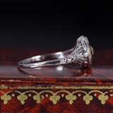 Anello solitario antico in oro bianco 18K con diamante centrale e onice, anni ‘30