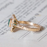 Anello vintage a margherita in oro 18K con smeraldo (0.60ct ca.) e diamanti (0.80ctw ca.), anni ‘70