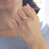 Bague marguerite en or blanc 14 carats avec diamants (0,57 ct environ), années 1950