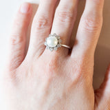 Anello vintage a margherita in oro bianco 14K con perla e diamanti (1ctw ca.), anni ‘50/‘60