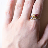 Anello contrarié vintage in oro 14K con zaffiro, rubino e diamanti (0.12ctw ca.), anni ‘70/‘80
