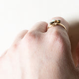 Anello antico in oro 18K con opale e paste di vetro verdi, anni '10/'20